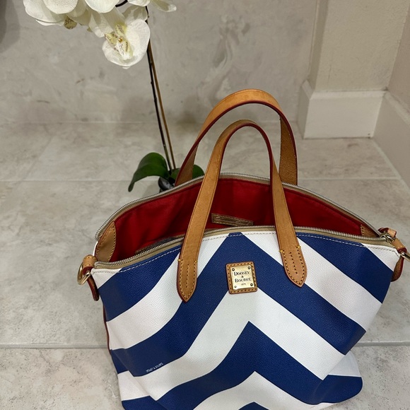 Dooney and Bourke Chevron purse! I’m amazing condition . - Picture 3 of 7